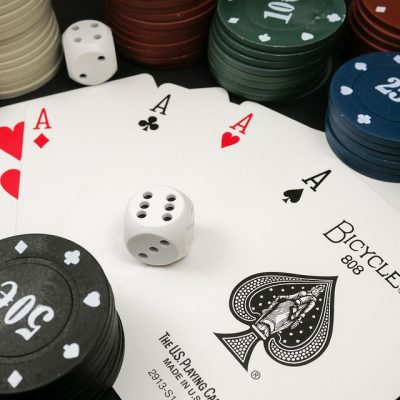 What are the key factors to consider when choosing an online gambling platform?